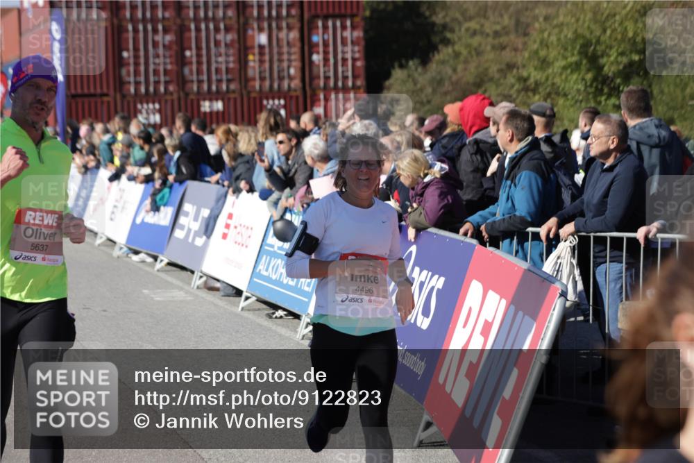 03.10.2025 - Köhlbrandbrückenlauf Jannik Wohlers http://msf.ph/oto/9122823 03.10.2025 13:05:22 Ziel 4272, 4344, 4390, 4496, 4584, 4877, 5637, 5969, 6041, 6044, 6081 meine-sportfotos.de