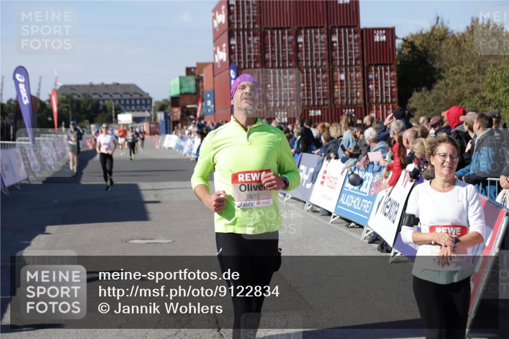 03.10.2025 - Köhlbrandbrückenlauf Jannik Wohlers http://msf.ph/oto/9122834 03.10.2025 13:05:22 Ziel 4272, 4344, 4390, 4496, 4584, 4877, 5637, 5969, 6041, 6044, 6081 meine-sportfotos.de