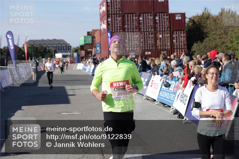 03.10.2025 - Köhlbrandbrückenlauf Jannik Wohlers http://msf.ph/oto/9122839 03.10.2025 13:05:22 Ziel 4272, 4344, 4390, 4496, 4584, 4877, 5637, 5969, 6041, 6044, 6081 meine-sportfotos.de