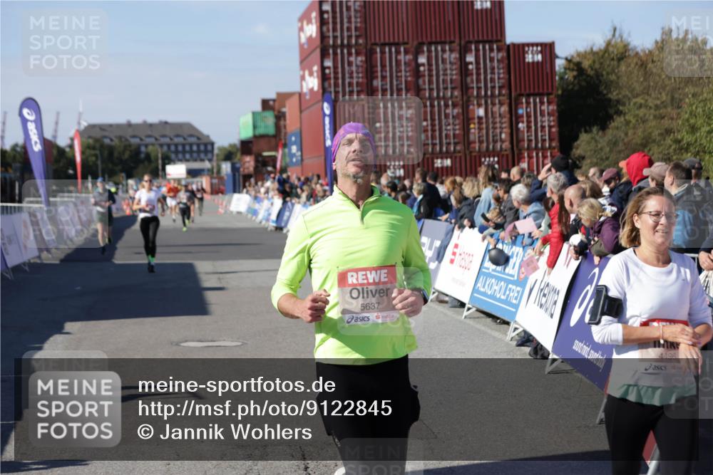 03.10.2025 - Köhlbrandbrückenlauf Jannik Wohlers http://msf.ph/oto/9122845 03.10.2025 13:05:22 Ziel 4272, 4344, 4390, 4496, 4584, 4877, 5637, 5969, 6041, 6044, 6081 meine-sportfotos.de