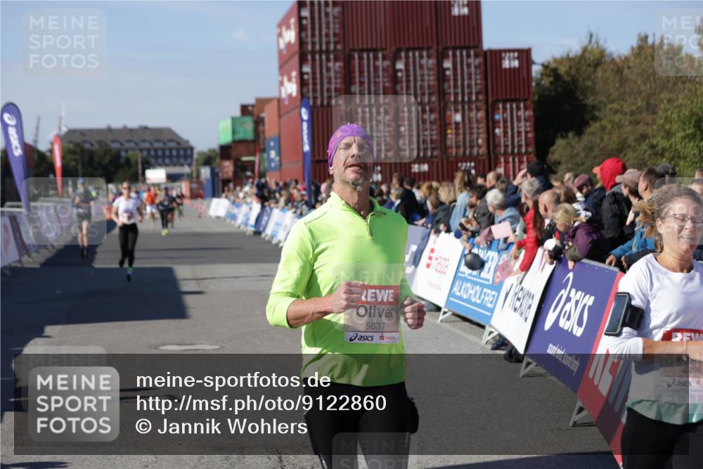 03.10.2025 - Köhlbrandbrückenlauf Jannik Wohlers http://msf.ph/oto/9122860 03.10.2025 13:05:22 Ziel 4272, 4344, 4390, 4496, 4584, 4877, 5637, 5969, 6041, 6044, 6081 meine-sportfotos.de