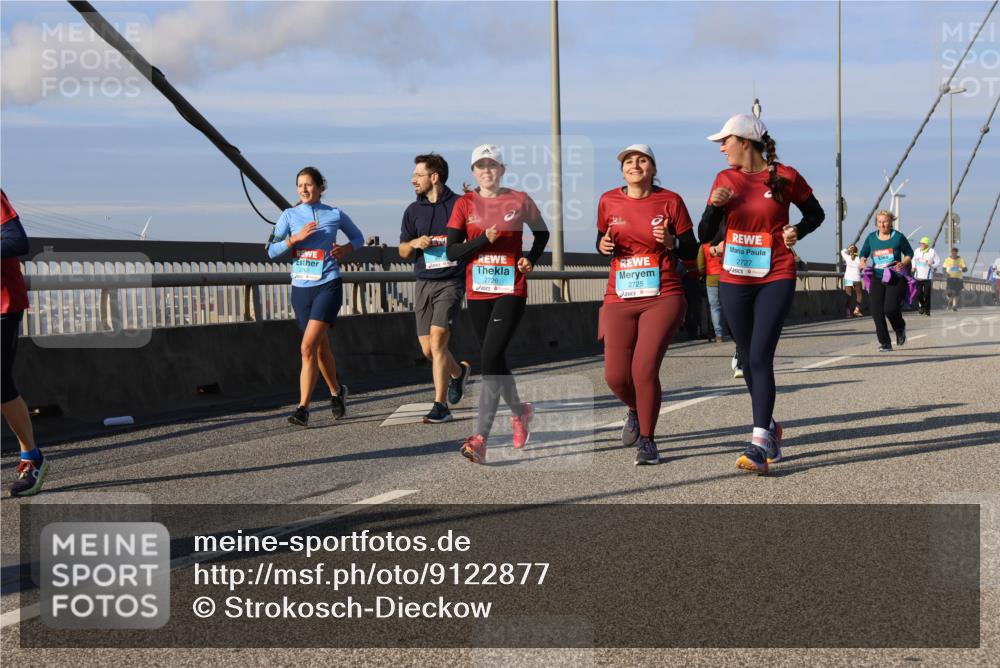 03.10.2025 - Köhlbrandbrückenlauf Strokosch-Dieckow http://msf.ph/oto/9122877 03.10.2025 10:00:53 Position 2 2726, 2725, 2727 meine-sportfotos.de