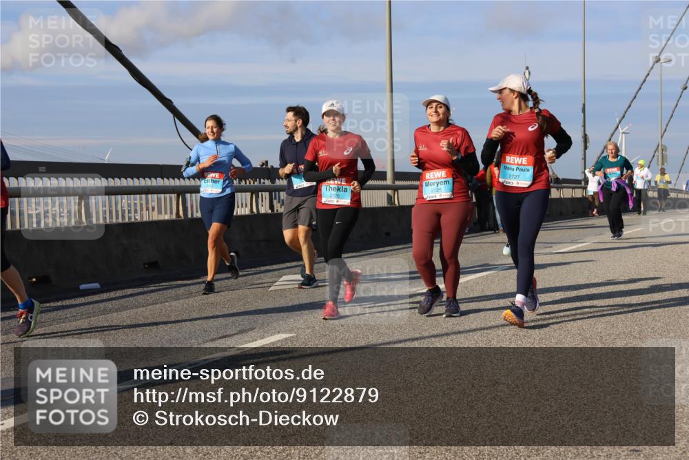 03.10.2025 - Köhlbrandbrückenlauf Strokosch-Dieckow http://msf.ph/oto/9122879 03.10.2025 10:00:53 Position 2 2726, 2725, 2727 meine-sportfotos.de