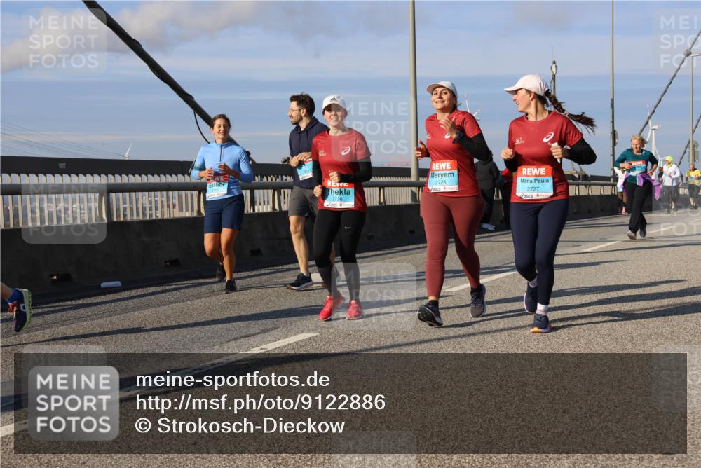 03.10.2025 - Köhlbrandbrückenlauf Strokosch-Dieckow http://msf.ph/oto/9122886 03.10.2025 10:00:53 Position 2 2726, 2725, 2727 meine-sportfotos.de