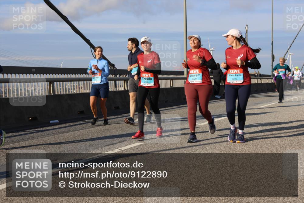 03.10.2025 - Köhlbrandbrückenlauf Strokosch-Dieckow http://msf.ph/oto/9122890 03.10.2025 10:00:53 Position 2 2726, 2725, 2727 meine-sportfotos.de