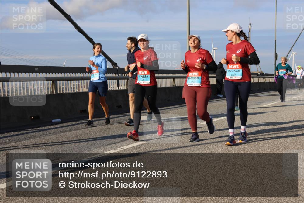 03.10.2025 - Köhlbrandbrückenlauf Strokosch-Dieckow http://msf.ph/oto/9122893 03.10.2025 10:00:53 Position 2 2726, 2725, 2727 meine-sportfotos.de