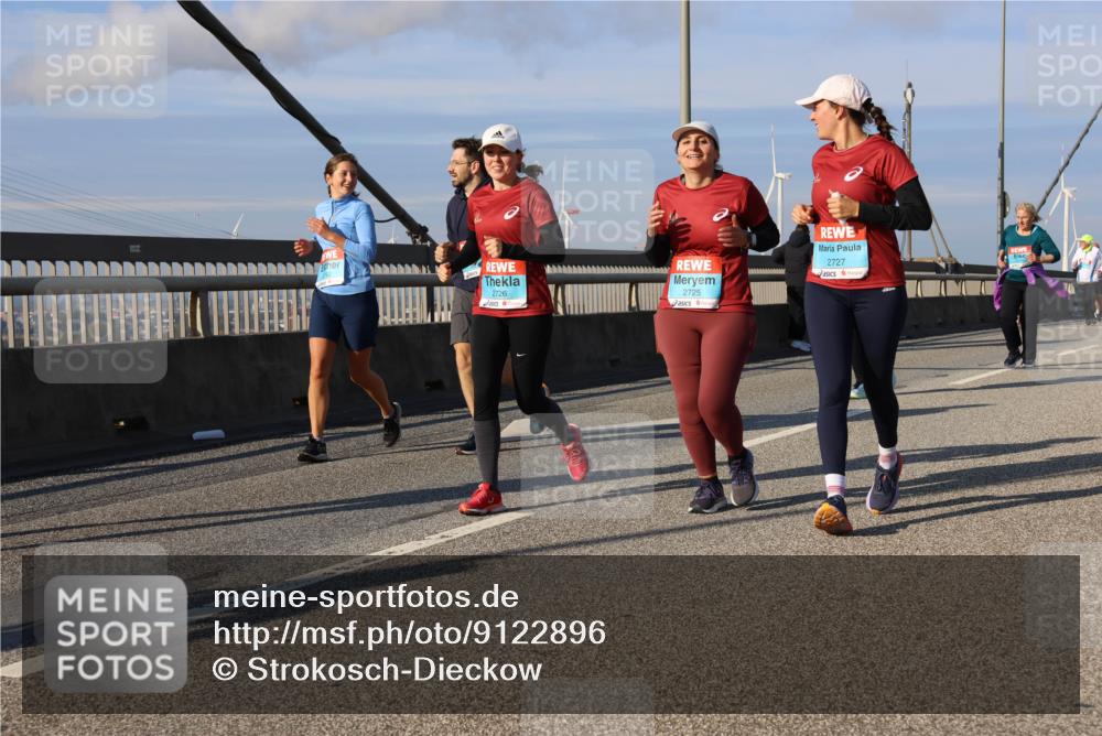 03.10.2025 - Köhlbrandbrückenlauf Strokosch-Dieckow http://msf.ph/oto/9122896 03.10.2025 10:00:54 Position 2 2726, 2725, 2727 meine-sportfotos.de