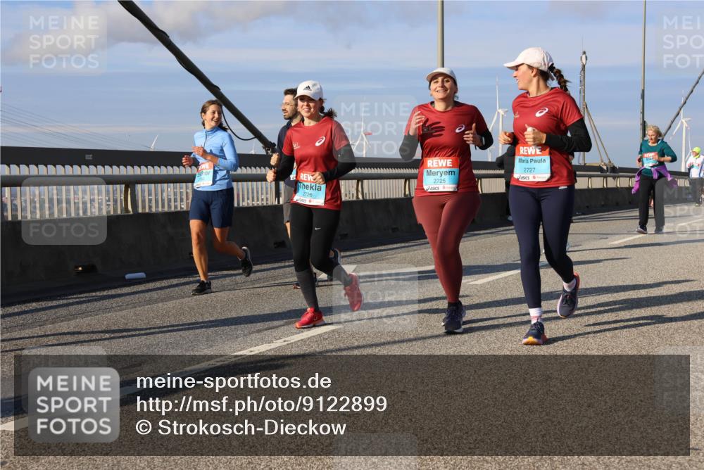 03.10.2025 - Köhlbrandbrückenlauf Strokosch-Dieckow http://msf.ph/oto/9122899 03.10.2025 10:00:54 Position 2 2726, 2725, 2727 meine-sportfotos.de