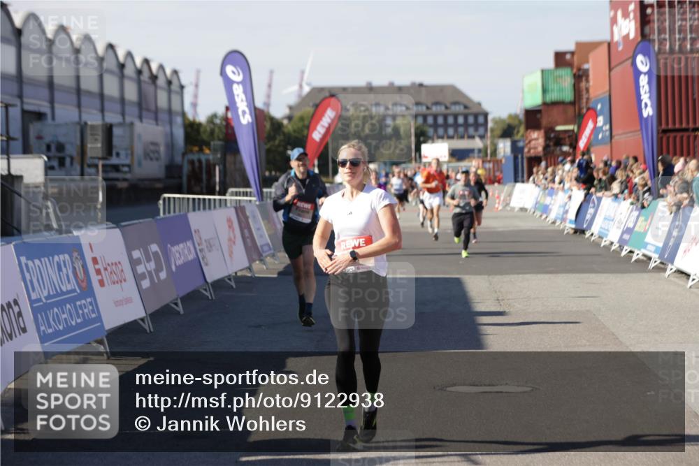 03.10.2025 - Köhlbrandbrückenlauf Jannik Wohlers http://msf.ph/oto/9122938 03.10.2025 13:05:26 Ziel 4011, 4272, 4344, 4390, 4496, 4584, 4877, 5637, 6041, 6044, 6081 meine-sportfotos.de