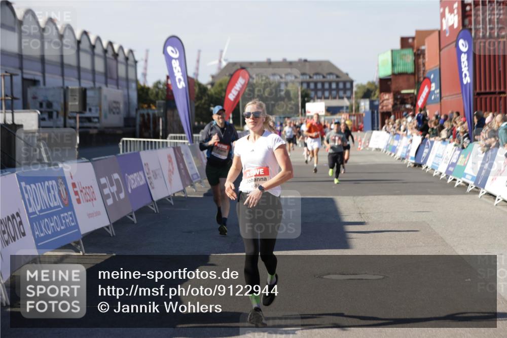 03.10.2025 - Köhlbrandbrückenlauf Jannik Wohlers http://msf.ph/oto/9122944 03.10.2025 13:05:26 Ziel 4011, 4272, 4344, 4390, 4496, 4584, 4877, 5637, 6041, 6044, 6081 meine-sportfotos.de