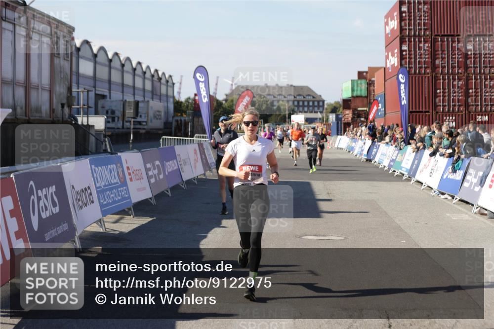 03.10.2025 - Köhlbrandbrückenlauf Jannik Wohlers http://msf.ph/oto/9122975 03.10.2025 13:05:26 Ziel 4011, 4272, 4344, 4390, 4496, 4584, 4877, 5637, 6041, 6044, 6081 meine-sportfotos.de