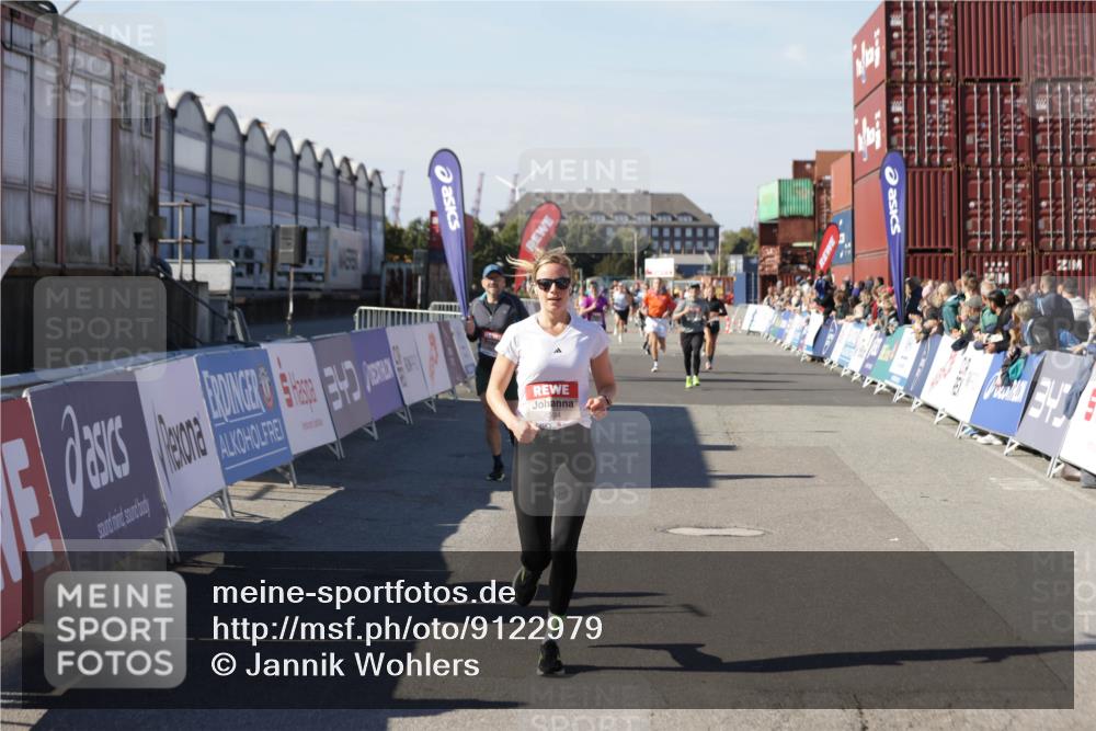 03.10.2025 - Köhlbrandbrückenlauf Jannik Wohlers http://msf.ph/oto/9122979 03.10.2025 13:05:26 Ziel 4011, 4272, 4344, 4390, 4496, 4584, 4877, 5637, 6041, 6044, 6081 meine-sportfotos.de