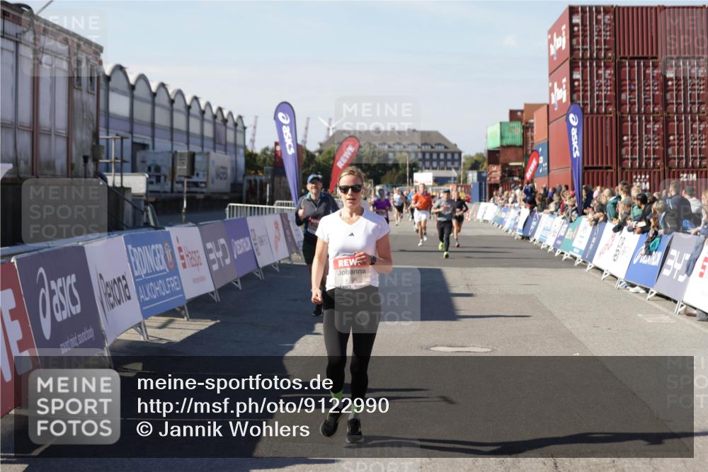 03.10.2025 - Köhlbrandbrückenlauf Jannik Wohlers http://msf.ph/oto/9122990 03.10.2025 13:05:27 Ziel 4011, 4062, 4161, 4272, 4344, 4384, 4496, 4584, 4877, 5637, 6041, 6044, 6081 meine-sportfotos.de
