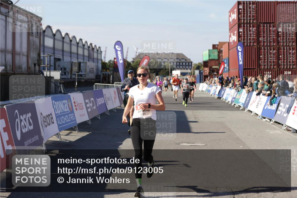 03.10.2025 - Köhlbrandbrückenlauf Jannik Wohlers http://msf.ph/oto/9123005 03.10.2025 13:05:27 Ziel 4011, 4062, 4161, 4272, 4344, 4384, 4496, 4584, 4877, 5637, 6041, 6044, 6081 meine-sportfotos.de
