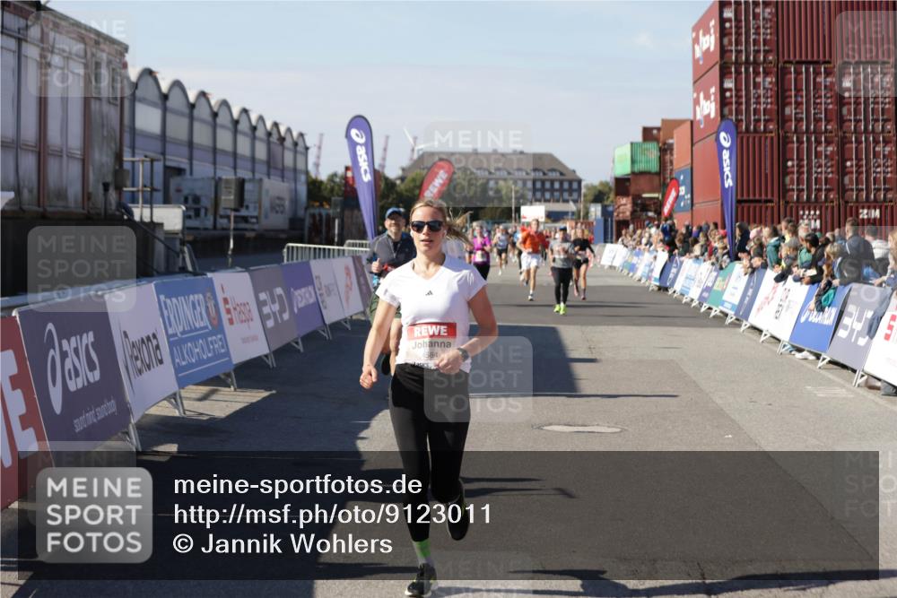 03.10.2025 - Köhlbrandbrückenlauf Jannik Wohlers http://msf.ph/oto/9123011 03.10.2025 13:05:27 Ziel 4011, 4062, 4161, 4272, 4344, 4384, 4496, 4584, 4877, 5637, 6041, 6044, 6081 meine-sportfotos.de