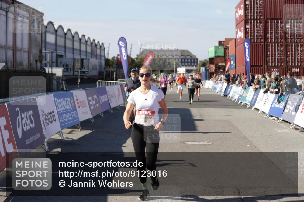 03.10.2025 - Köhlbrandbrückenlauf Jannik Wohlers http://msf.ph/oto/9123016 03.10.2025 13:05:27 Ziel 4011, 4062, 4161, 4272, 4344, 4384, 4496, 4584, 4877, 5637, 6041, 6044, 6081 meine-sportfotos.de