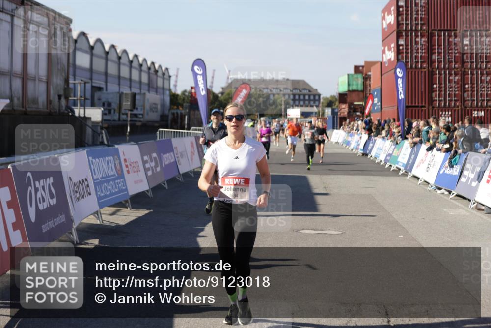 03.10.2025 - Köhlbrandbrückenlauf Jannik Wohlers http://msf.ph/oto/9123018 03.10.2025 13:05:27 Ziel 4011, 4062, 4161, 4272, 4344, 4384, 4496, 4584, 4877, 5637, 6041, 6044, 6081 meine-sportfotos.de