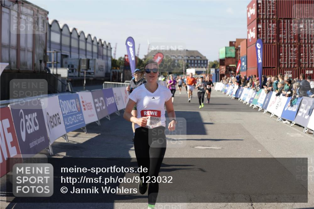 03.10.2025 - Köhlbrandbrückenlauf Jannik Wohlers http://msf.ph/oto/9123032 03.10.2025 13:05:27 Ziel 4011, 4062, 4161, 4272, 4344, 4384, 4496, 4584, 4877, 5637, 6041, 6044, 6081 meine-sportfotos.de