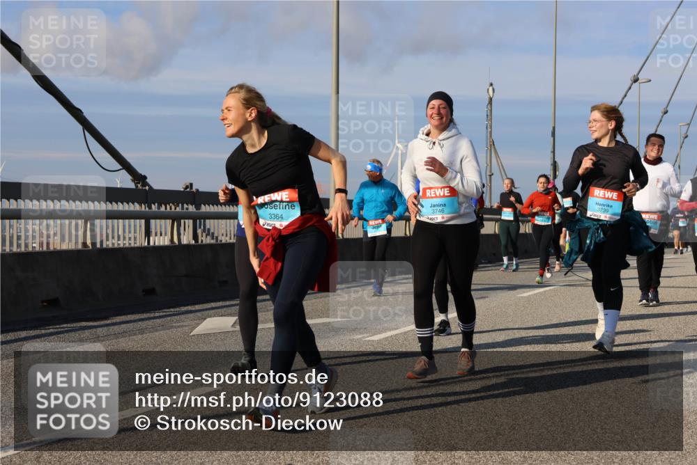 03.10.2025 - Köhlbrandbrückenlauf Strokosch-Dieckow http://msf.ph/oto/9123088 03.10.2025 10:01:15 Position 2 3364, 3746, 3739 meine-sportfotos.de