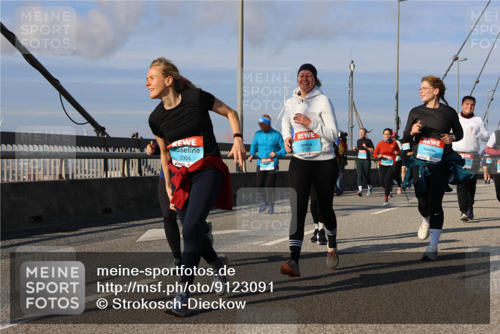 03.10.2025 - Köhlbrandbrückenlauf Strokosch-Dieckow http://msf.ph/oto/9123091 03.10.2025 10:01:15 Position 2 3364, 3746, 3739 meine-sportfotos.de
