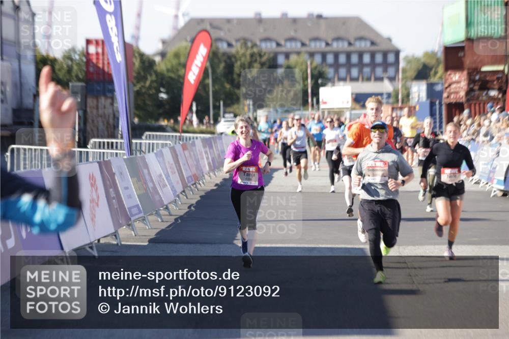 03.10.2025 - Köhlbrandbrückenlauf Jannik Wohlers http://msf.ph/oto/9123092 03.10.2025 13:05:30 Ziel 4011, 4062, 4161, 4272, 4278, 4384, 4496, 4584, 5468, 5637 meine-sportfotos.de