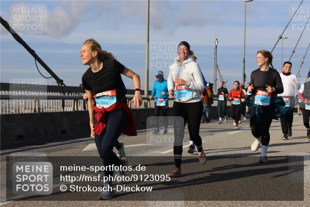 03.10.2025 - Köhlbrandbrückenlauf Strokosch-Dieckow http://msf.ph/oto/9123095 03.10.2025 10:01:15 Position 2 3746, 3739, 3364 meine-sportfotos.de