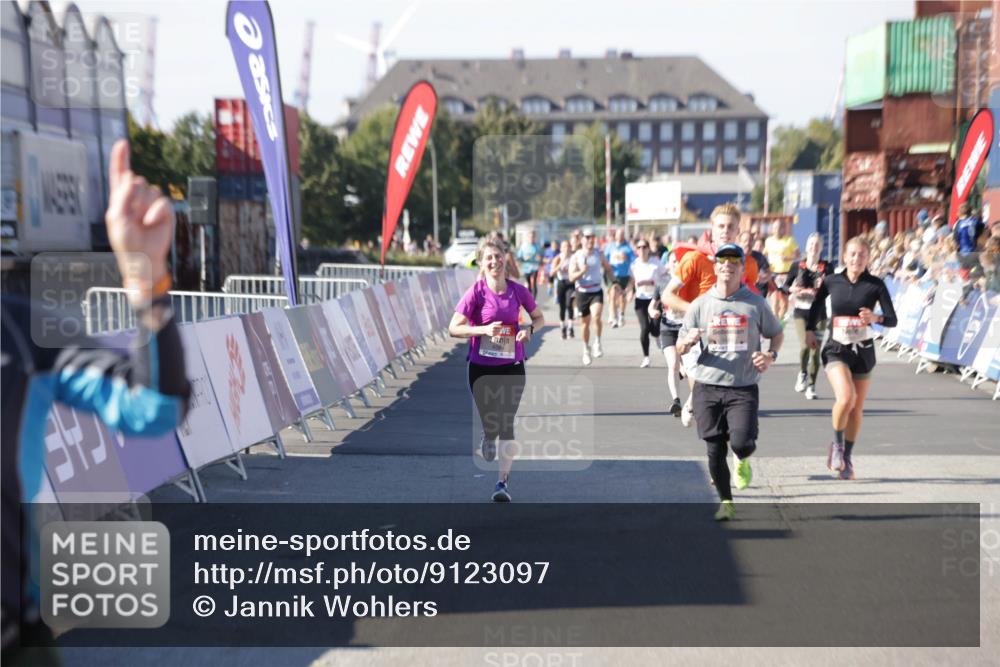 03.10.2025 - Köhlbrandbrückenlauf Jannik Wohlers http://msf.ph/oto/9123097 03.10.2025 13:05:30 Ziel 4011, 4062, 4161, 4272, 4278, 4384, 4496, 4584, 5468, 5637 meine-sportfotos.de