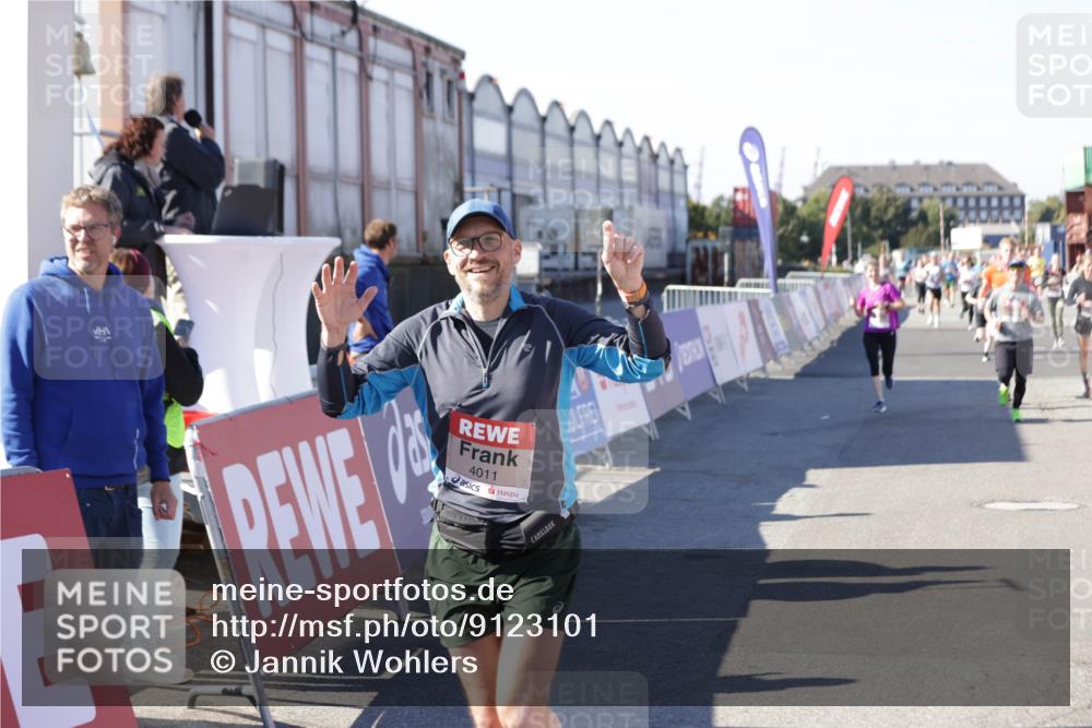 03.10.2025 - Köhlbrandbrückenlauf Jannik Wohlers http://msf.ph/oto/9123101 03.10.2025 13:05:30 Ziel 4011, 4062, 4161, 4272, 4278, 4384, 4496, 4584, 5468, 5637 meine-sportfotos.de