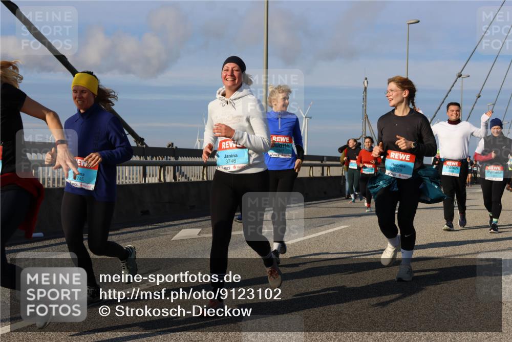 03.10.2025 - Köhlbrandbrückenlauf Strokosch-Dieckow http://msf.ph/oto/9123102 03.10.2025 10:01:15 Position 2 745, 3746, 3739 meine-sportfotos.de