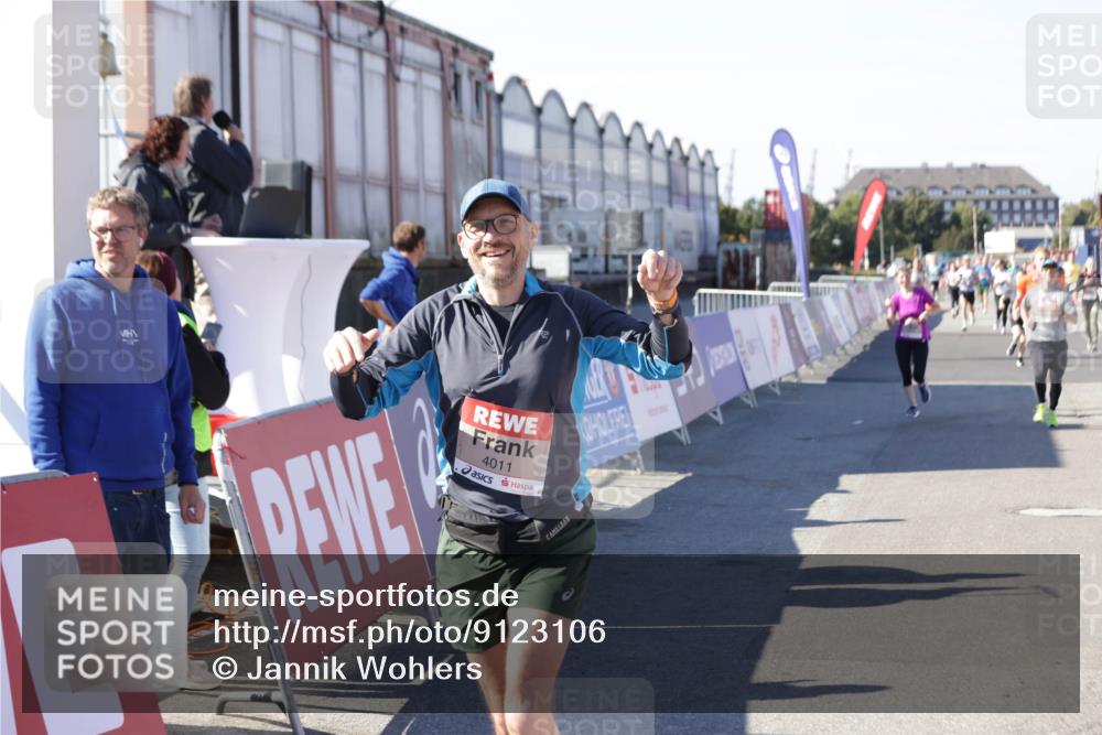 03.10.2025 - Köhlbrandbrückenlauf Jannik Wohlers http://msf.ph/oto/9123106 03.10.2025 13:05:30 Ziel 4011, 4062, 4161, 4272, 4278, 4384, 4496, 4584, 5468, 5637 meine-sportfotos.de