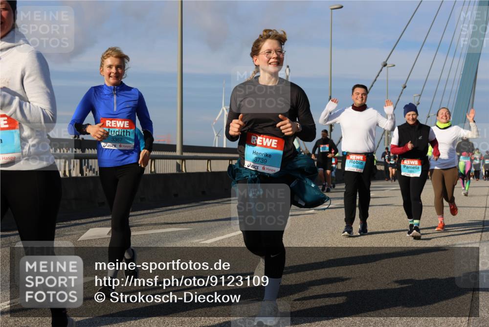 03.10.2025 - Köhlbrandbrückenlauf Strokosch-Dieckow http://msf.ph/oto/9123109 03.10.2025 10:01:16 Position 2 3367, 3739, 3001 meine-sportfotos.de