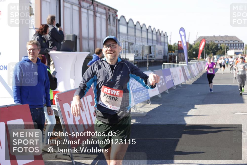 03.10.2025 - Köhlbrandbrückenlauf Jannik Wohlers http://msf.ph/oto/9123115 03.10.2025 13:05:30 Ziel 4011, 4062, 4161, 4272, 4278, 4384, 4496, 4584, 5468, 5637 meine-sportfotos.de