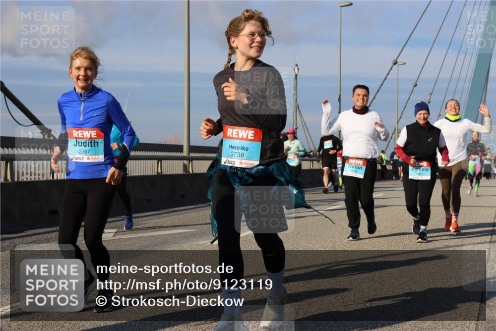 03.10.2025 - Köhlbrandbrückenlauf Strokosch-Dieckow http://msf.ph/oto/9123119 03.10.2025 10:01:16 Position 2 3001, 3739, 3367 meine-sportfotos.de
