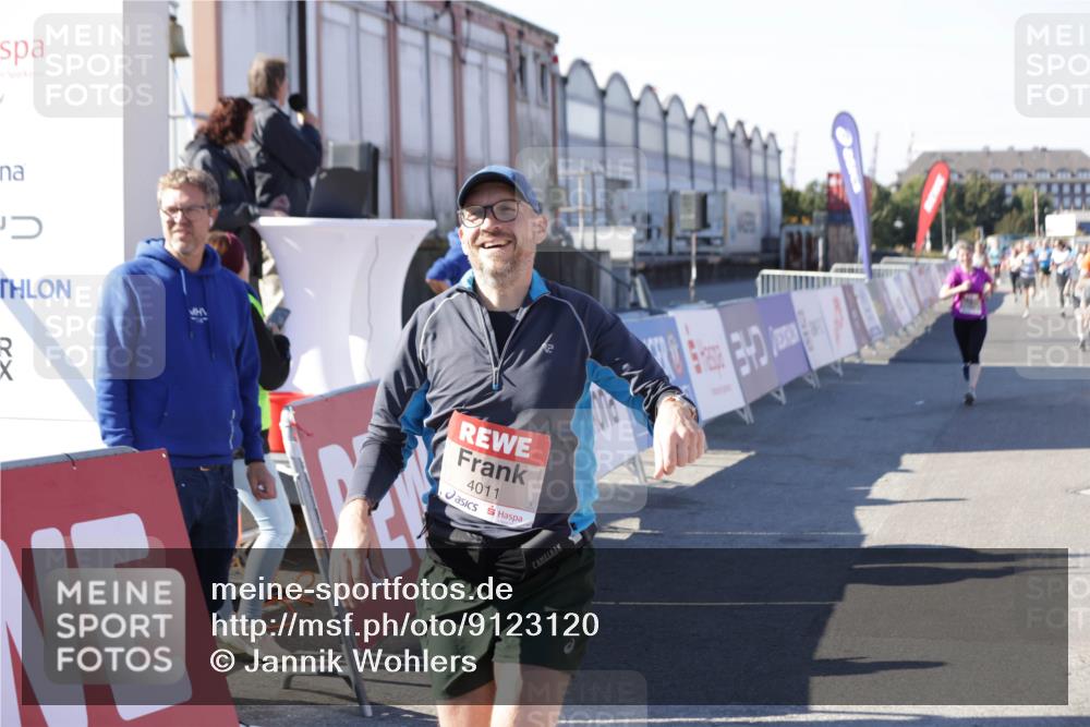 03.10.2025 - Köhlbrandbrückenlauf Jannik Wohlers http://msf.ph/oto/9123120 03.10.2025 13:05:30 Ziel 4011, 4062, 4161, 4272, 4278, 4384, 4496, 4584, 5468, 5637 meine-sportfotos.de
