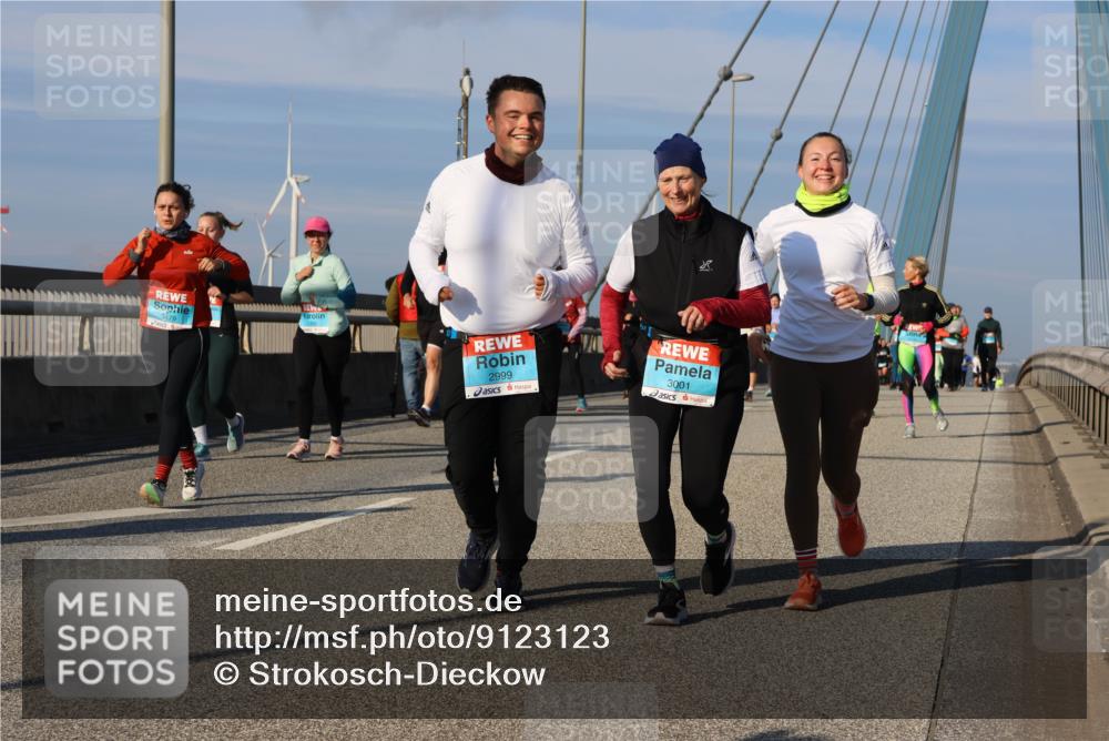 03.10.2025 - Köhlbrandbrückenlauf Strokosch-Dieckow http://msf.ph/oto/9123123 03.10.2025 10:01:17 Position 2 3479, 2999, 3001 meine-sportfotos.de