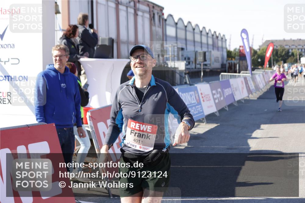 03.10.2025 - Köhlbrandbrückenlauf Jannik Wohlers http://msf.ph/oto/9123124 03.10.2025 13:05:30 Ziel 4011, 4062, 4161, 4272, 4278, 4384, 4496, 4584, 5468, 5637 meine-sportfotos.de