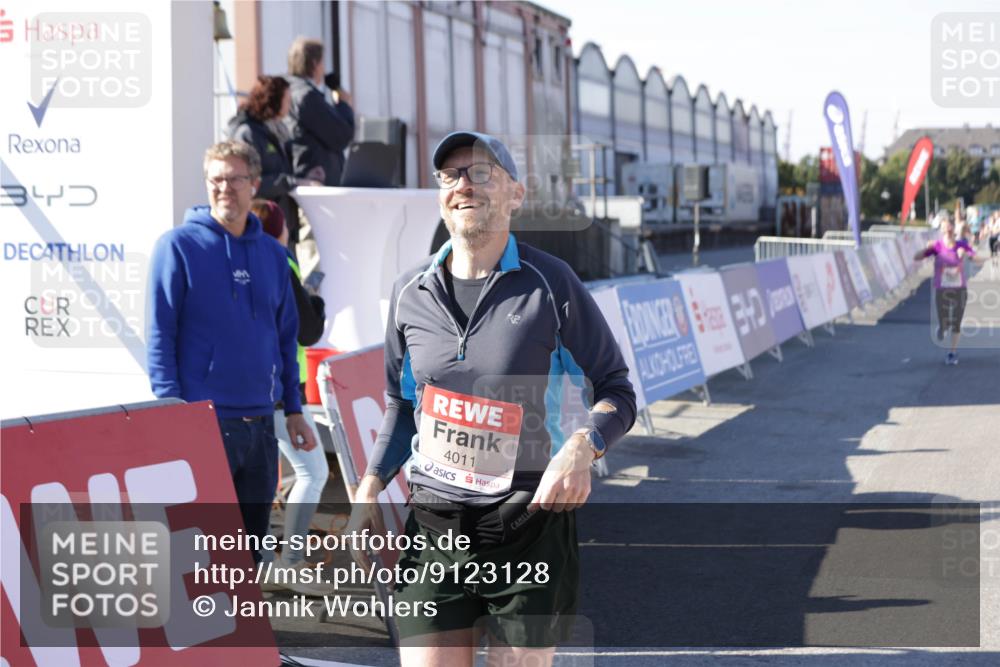 03.10.2025 - Köhlbrandbrückenlauf Jannik Wohlers http://msf.ph/oto/9123128 03.10.2025 13:05:30 Ziel 4011, 4062, 4161, 4272, 4278, 4384, 4496, 4584, 5468, 5637 meine-sportfotos.de