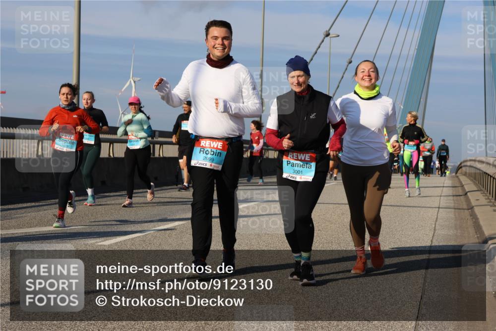 03.10.2025 - Köhlbrandbrückenlauf Strokosch-Dieckow http://msf.ph/oto/9123130 03.10.2025 10:01:18 Position 2 3479, 2999, 3001 meine-sportfotos.de