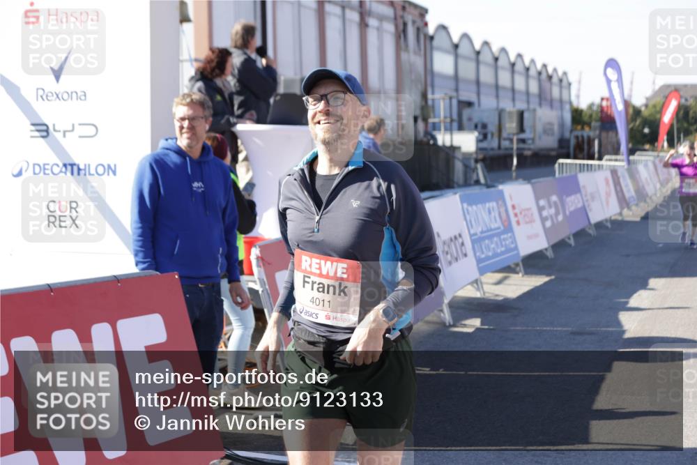 03.10.2025 - Köhlbrandbrückenlauf Jannik Wohlers http://msf.ph/oto/9123133 03.10.2025 13:05:30 Ziel 4011, 4062, 4161, 4272, 4278, 4384, 4496, 4584, 5468, 5637 meine-sportfotos.de