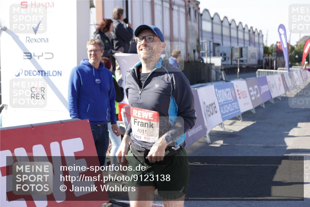 03.10.2025 - Köhlbrandbrückenlauf Jannik Wohlers http://msf.ph/oto/9123138 03.10.2025 13:05:31 Ziel 4011, 4062, 4161, 4272, 4278, 4384, 4496, 4584, 5468, 5637, 6281 meine-sportfotos.de