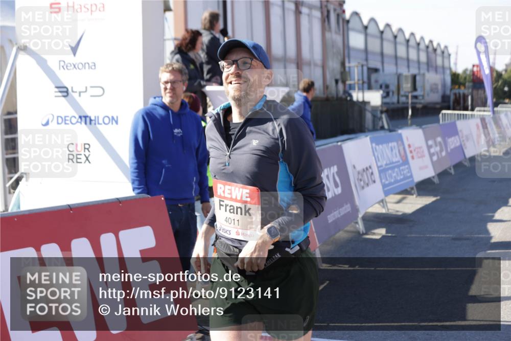 03.10.2025 - Köhlbrandbrückenlauf Jannik Wohlers http://msf.ph/oto/9123141 03.10.2025 13:05:31 Ziel 4011, 4062, 4161, 4272, 4278, 4384, 4496, 4584, 5468, 5637, 6281 meine-sportfotos.de