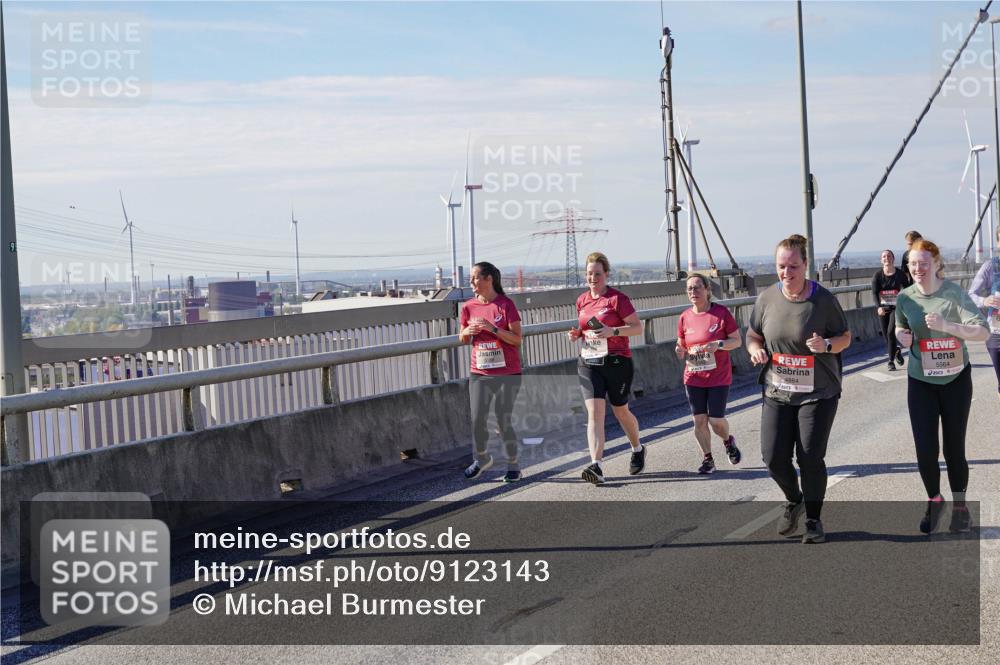 03.10.2025 - Köhlbrandbrückenlauf Michael Burmester http://msf.ph/oto/9123143 03.10.2025 13:05:39 Position 2 95, 4884, 5564, 1 meine-sportfotos.de