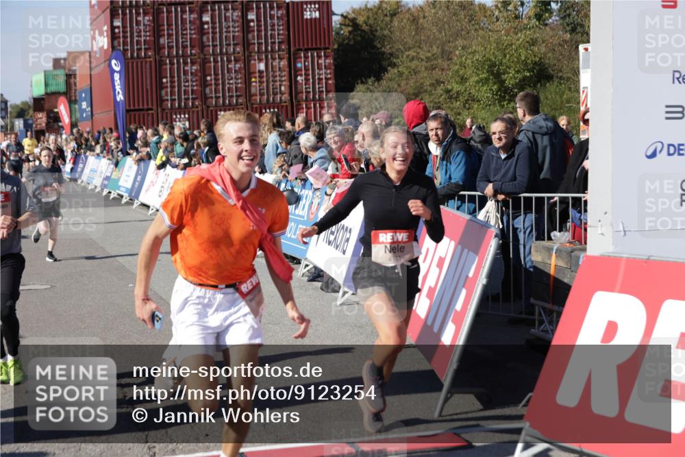 03.10.2025 - Köhlbrandbrückenlauf Jannik Wohlers http://msf.ph/oto/9123254 03.10.2025 13:05:34 Ziel 4011, 4062, 4161, 4278, 4384, 4584, 5468, 6281 meine-sportfotos.de