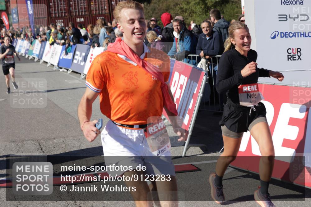 03.10.2025 - Köhlbrandbrückenlauf Jannik Wohlers http://msf.ph/oto/9123283 03.10.2025 13:05:34 Ziel 4011, 4062, 4161, 4278, 4384, 4584, 5468, 6281 meine-sportfotos.de