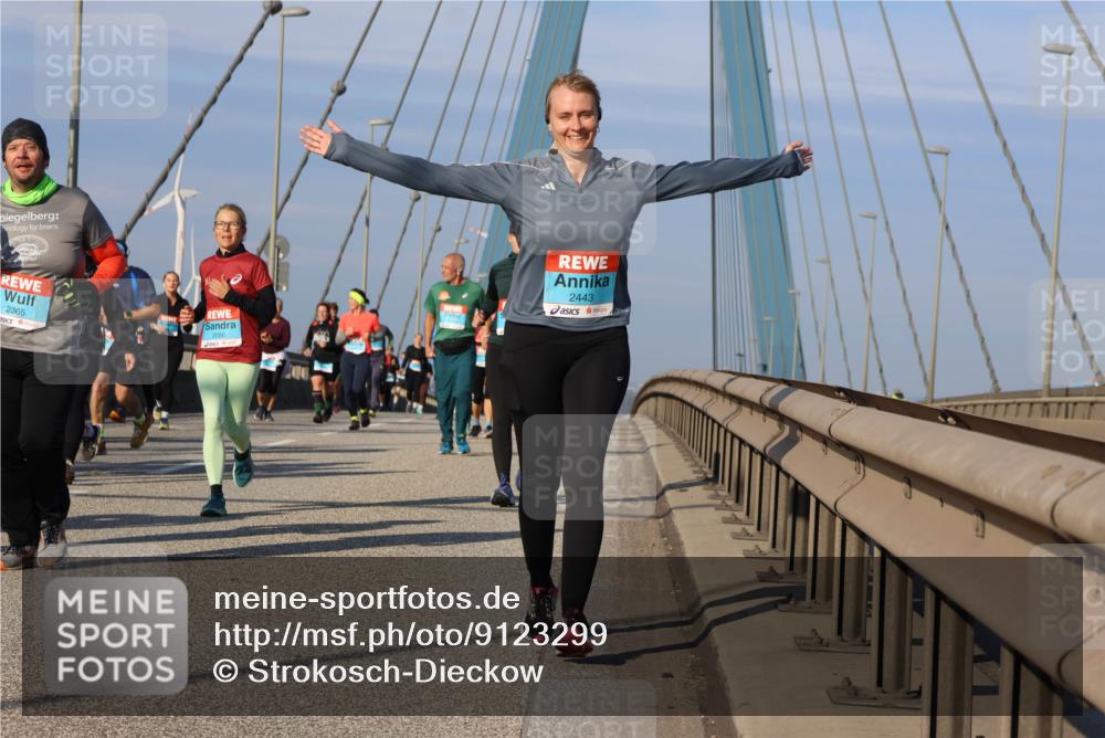 03.10.2025 - Köhlbrandbrückenlauf Strokosch-Dieckow http://msf.ph/oto/9123299 03.10.2025 10:01:34 Position 2 2365, 2086, 2443 meine-sportfotos.de