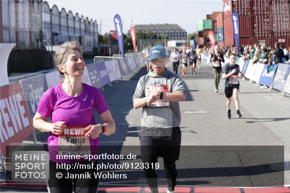 03.10.2025 - Köhlbrandbrückenlauf Jannik Wohlers http://msf.ph/oto/9123319 03.10.2025 13:05:35 Ziel 4011, 4062, 4161, 4278, 4384, 4584, 5468, 6281, 6786, 6787 meine-sportfotos.de