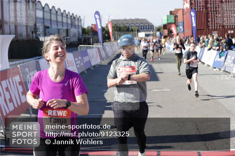 03.10.2025 - Köhlbrandbrückenlauf Jannik Wohlers http://msf.ph/oto/9123325 03.10.2025 13:05:35 Ziel 4011, 4062, 4161, 4278, 4384, 4584, 5468, 6281, 6786, 6787 meine-sportfotos.de