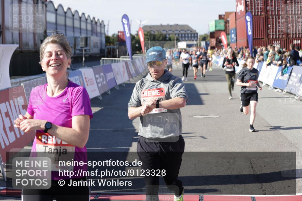 03.10.2025 - Köhlbrandbrückenlauf Jannik Wohlers http://msf.ph/oto/9123328 03.10.2025 13:05:35 Ziel 4011, 4062, 4161, 4278, 4384, 4584, 5468, 6281, 6786, 6787 meine-sportfotos.de