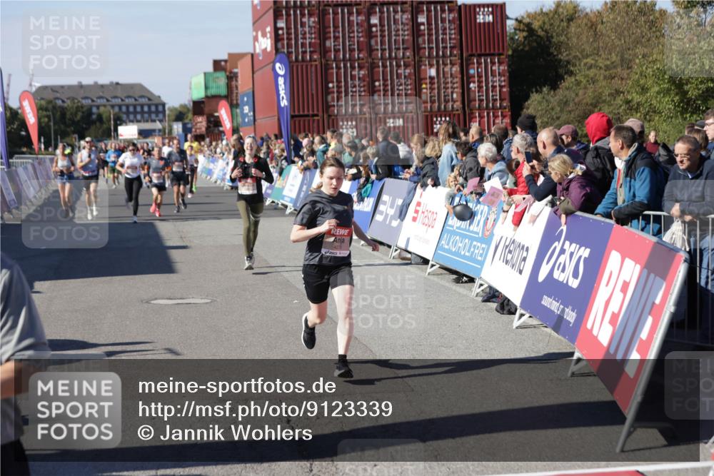 03.10.2025 - Köhlbrandbrückenlauf Jannik Wohlers http://msf.ph/oto/9123339 03.10.2025 13:05:35 Ziel 4011, 4062, 4161, 4278, 4384, 4584, 5468, 6281, 6786, 6787 meine-sportfotos.de