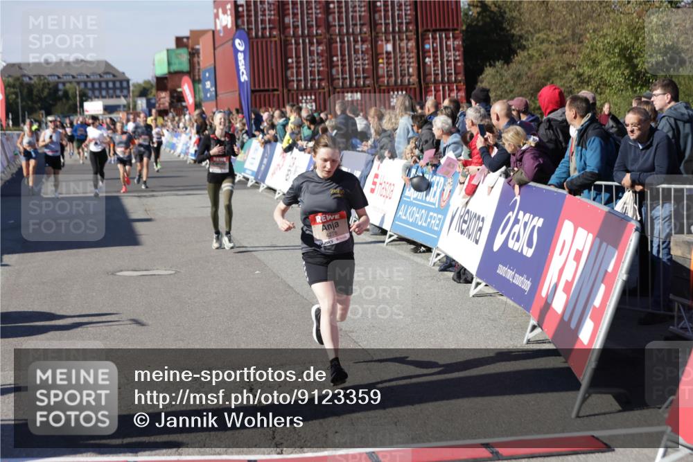 03.10.2025 - Köhlbrandbrückenlauf Jannik Wohlers http://msf.ph/oto/9123359 03.10.2025 13:05:36 Ziel 4011, 4062, 4161, 4278, 4296, 4332, 4384, 4584, 5468, 5676, 6281, 6786, 6787 meine-sportfotos.de